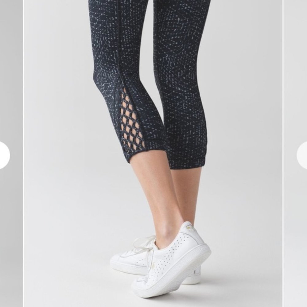 Lululemon True Self Crop II Samba Snake Battleship Black Leggings, Size 6 - Picture 3 of 13